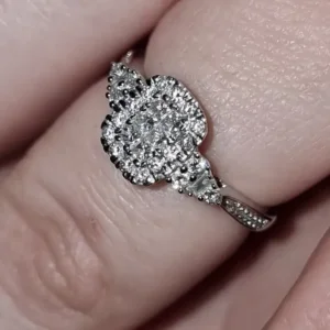 Princessa cluster engagement ring