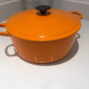 LE CREUSET LARGE 26 cm POT RGP £320 £100 USED TWICE - Image 2