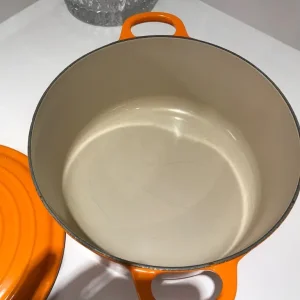 LE CREUSET LARGE 26 cm POT RGP £320 £100 USED TWICE - Image 4