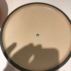 LE CREUSET LARGE 26 cm POT RGP £320 £100 USED TWICE - Image 5