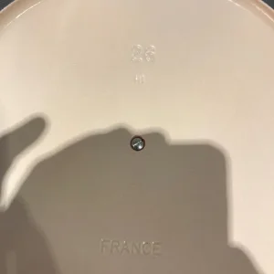 LE CREUSET LARGE 26 cm POT RGP £320 £100 USED TWICE - Image 7