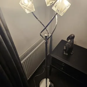 Chrome 3 fluted standard floor lamp with chrome circular base - Image 3