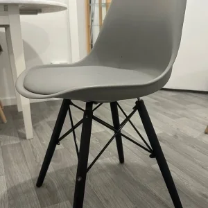 Dining table and chairs - Image 2