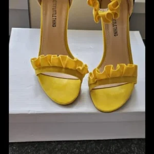 Yellow heels - Image 2