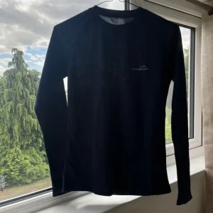 Women’s Essential Tech Tee Navy Long Sleeve Freedom Trail - Image 5