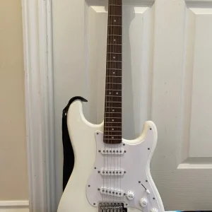 Fender electric guitar and amp bundle - Image 2