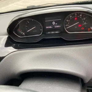 2014 Peugeot 208 1.4 HDi Allure 5dr HATCHBACK Diesel Manual - Image 7