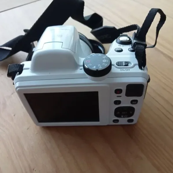 Kodak Pixpro AZ405. SD card. USB cable