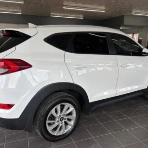 2018 Hyundai TUCSON 1.6 GDi Blue Drive SE Nav Euro 6 (s/s) 5dr ESTATE Petrol Man - Image 4