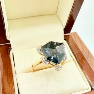9ct Gold Ring with Black Gemstone and Diamond Accents - Image 3