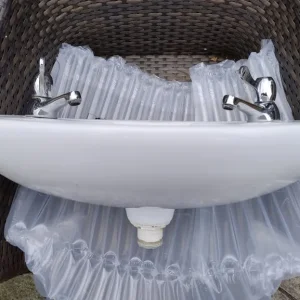 Armitage Shanks small washbasin and lever style taps - Image 2