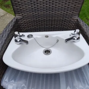 Armitage Shanks small washbasin and lever style taps - Image 4