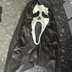 Scream mask