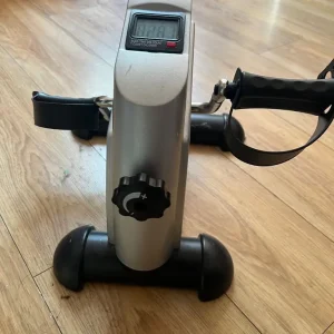 HOMCOM exercise bike in silver - Image 4