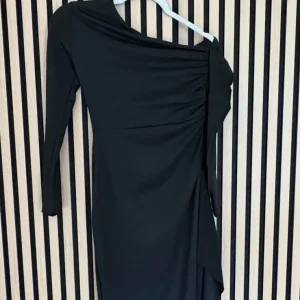 One shoulder black dress - Image 4