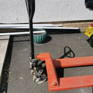 Pallet Truck 2.3t lightly used - Image 2