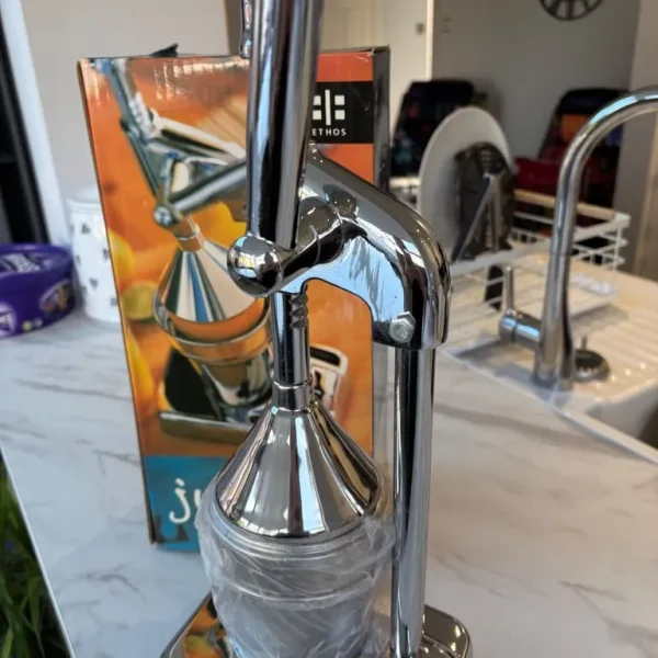 Hand-operated mechanical juicer