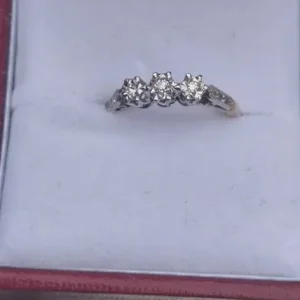 18ct carat gold ring with diamonds - Image 2