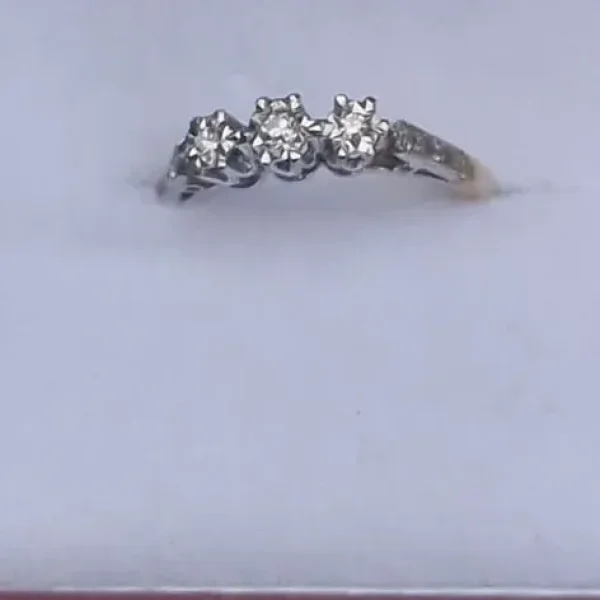 18ct carat gold ring with diamonds