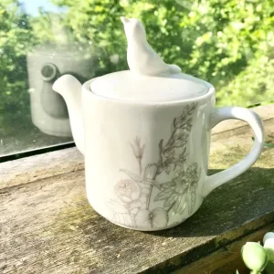 Royal horticulture society - cute little teapot, bird lid. White. Has been on display only - Image 3