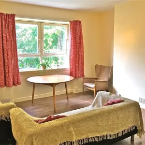 Double bedroom in a top-floor furnished apartment in Worksop, Bassetlaw - Image 2