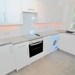 Double bedroom in a top-floor furnished apartment in Worksop, Bassetlaw - Image 3