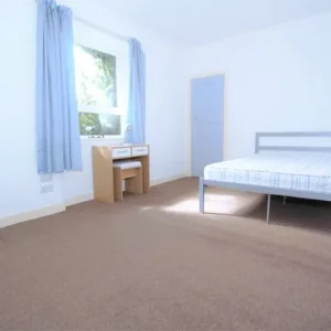Double bedroom in a top-floor furnished apartment in Worksop, Bassetlaw - Image 5