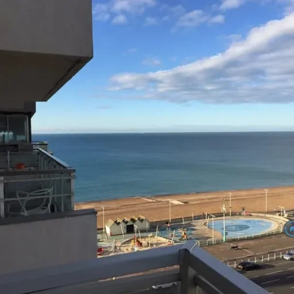 2 bedroom flat in Kings Road, Brighton, BN1 (2 bed) (#2583744)