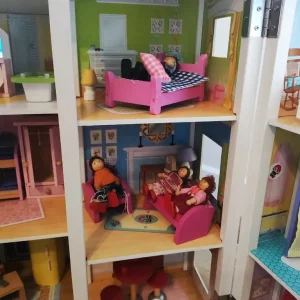 Large fold up Wooden Dolls House with Lots of Accessories - Image 6