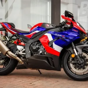 Honda CBR1000RR-R Fireblade 1 OWNER ! CARBON EDITION - Image 3