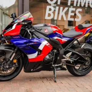 Honda CBR1000RR-R Fireblade 1 OWNER ! CARBON EDITION - Image 4