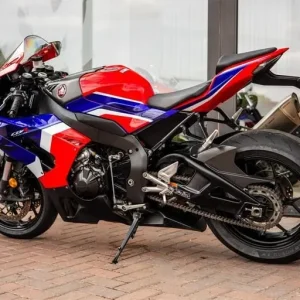 Honda CBR1000RR-R Fireblade 1 OWNER ! CARBON EDITION - Image 6