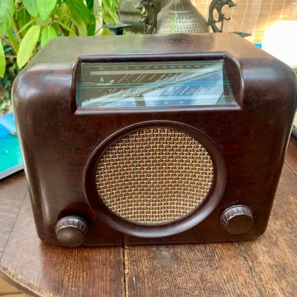Vintage 1950s Bakelite Radio