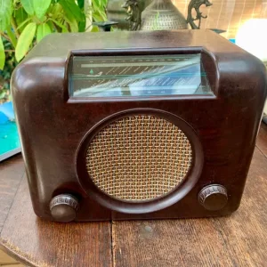Vintage 1950s Bakelite Radio