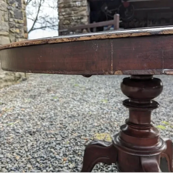 Small Victorian mahogany circular- tilt top not working