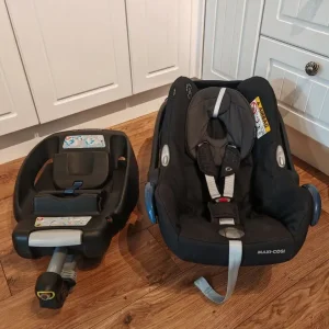 Maxi Cosi Cabriofix car seat and isofix base - Image 2