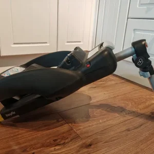 Maxi Cosi Cabriofix car seat and isofix base - Image 4