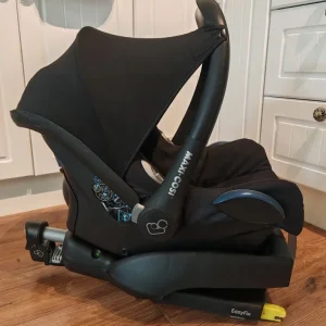 Maxi Cosi Cabriofix car seat and isofix base