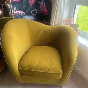 Swoon velvet armchair in yellow mustard velvet - Image 5