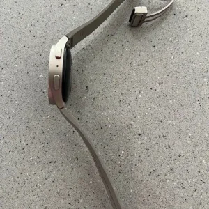 Samsung Galaxy Watch5 Pro, 45mm, Titanium with silicone strap in grey titanium - Image 2