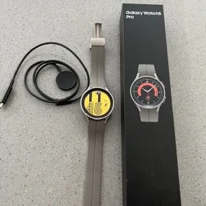 Samsung Galaxy Watch5 Pro, 45mm, Titanium with silicone strap in grey titanium - Image 3