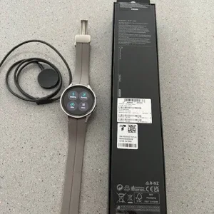 Samsung Galaxy Watch5 Pro, 45mm, Titanium with silicone strap in grey titanium - Image 4