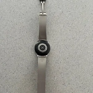 Samsung Galaxy Watch5 Pro, 45mm, Titanium with silicone strap in grey titanium - Image 5