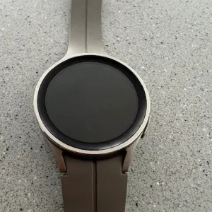 Samsung Galaxy Watch5 Pro, 45mm, Titanium with silicone strap in grey titanium - Image 7