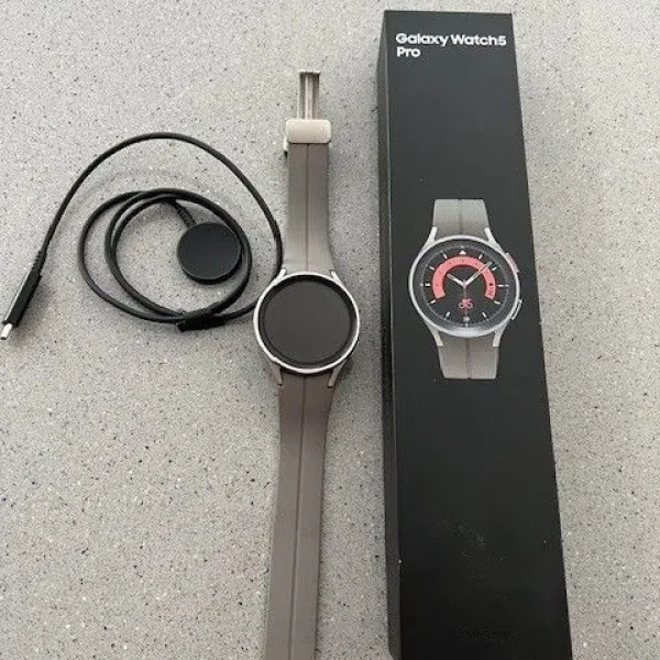Samsung Galaxy Watch5 Pro, 45mm, Titanium with silicone strap in grey titanium