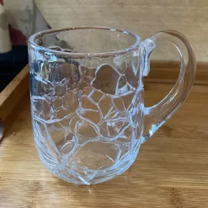 Crackle glass jug and 5 tankards - Image 3