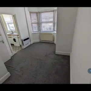 1 bedroom flat in Woodborough Road, Nottingham, NG3 (1 bed) (#2575242) - Image 2