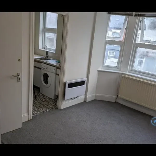 1 bedroom flat in Woodborough Road, Nottingham, NG3 (1 bed) (#2575242)