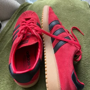 ADIDAS GAZELLES - RED - GOOD AS NEW - SIZE 7 RED RRP £90 ONLY £20 - Image 2