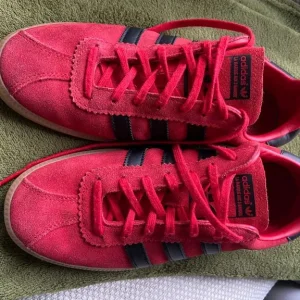 ADIDAS GAZELLES - RED - GOOD AS NEW - SIZE 7 RED RRP £90 ONLY £20